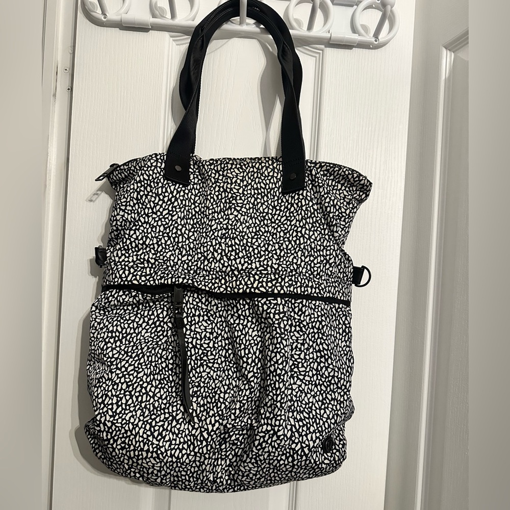 Cute Lululemon tote bag in used but good condition!